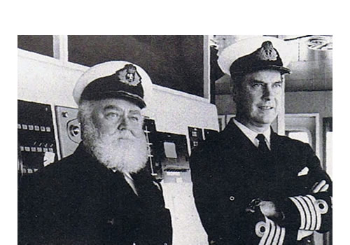 El capitán Ian North y el comandante de la Marina Real, Mike Layard